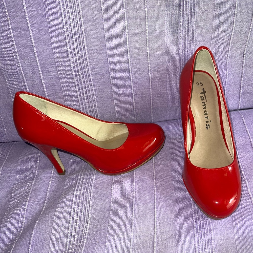 Red heels size 35